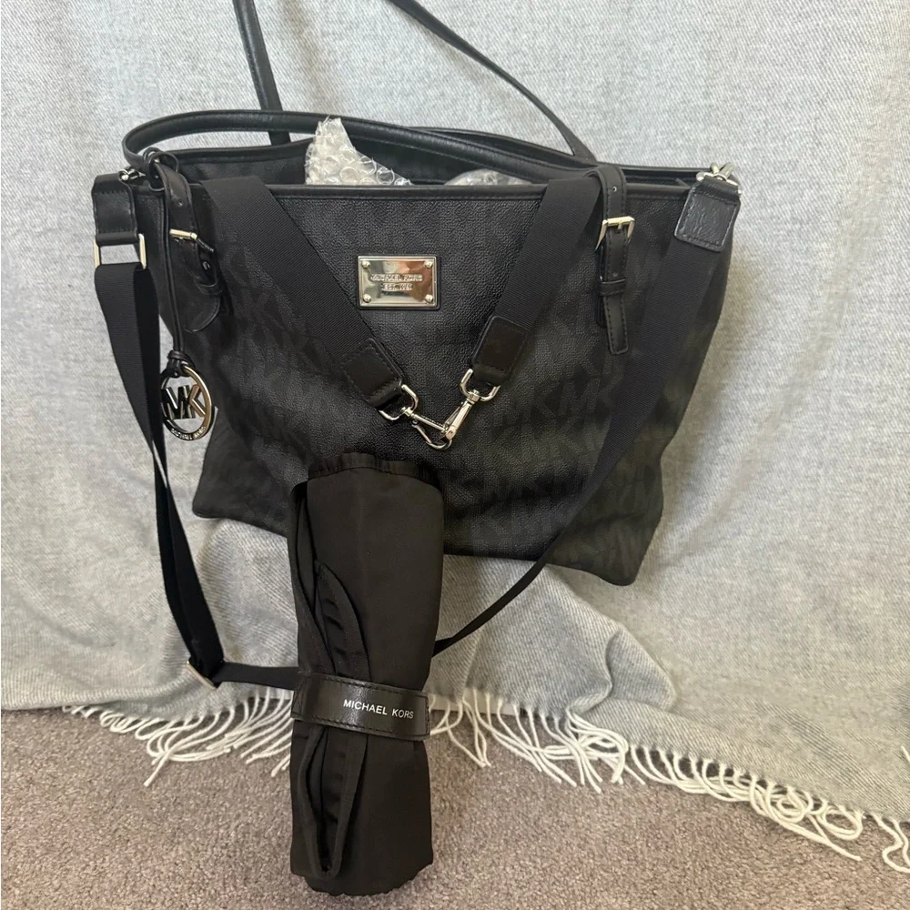 Michael Kors Black Embossed Baby Diaper Handbag With Baby Changing Pad & Pockets - Picture 2 of 10